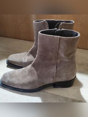 GINO ROSSI EVELYN  Suede Ankle Boots. Sz 38. Side Zip